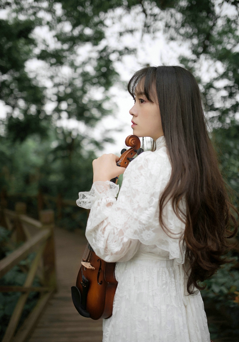 点击大图看下一张：长发白裙美女安静温柔小提琴独奏