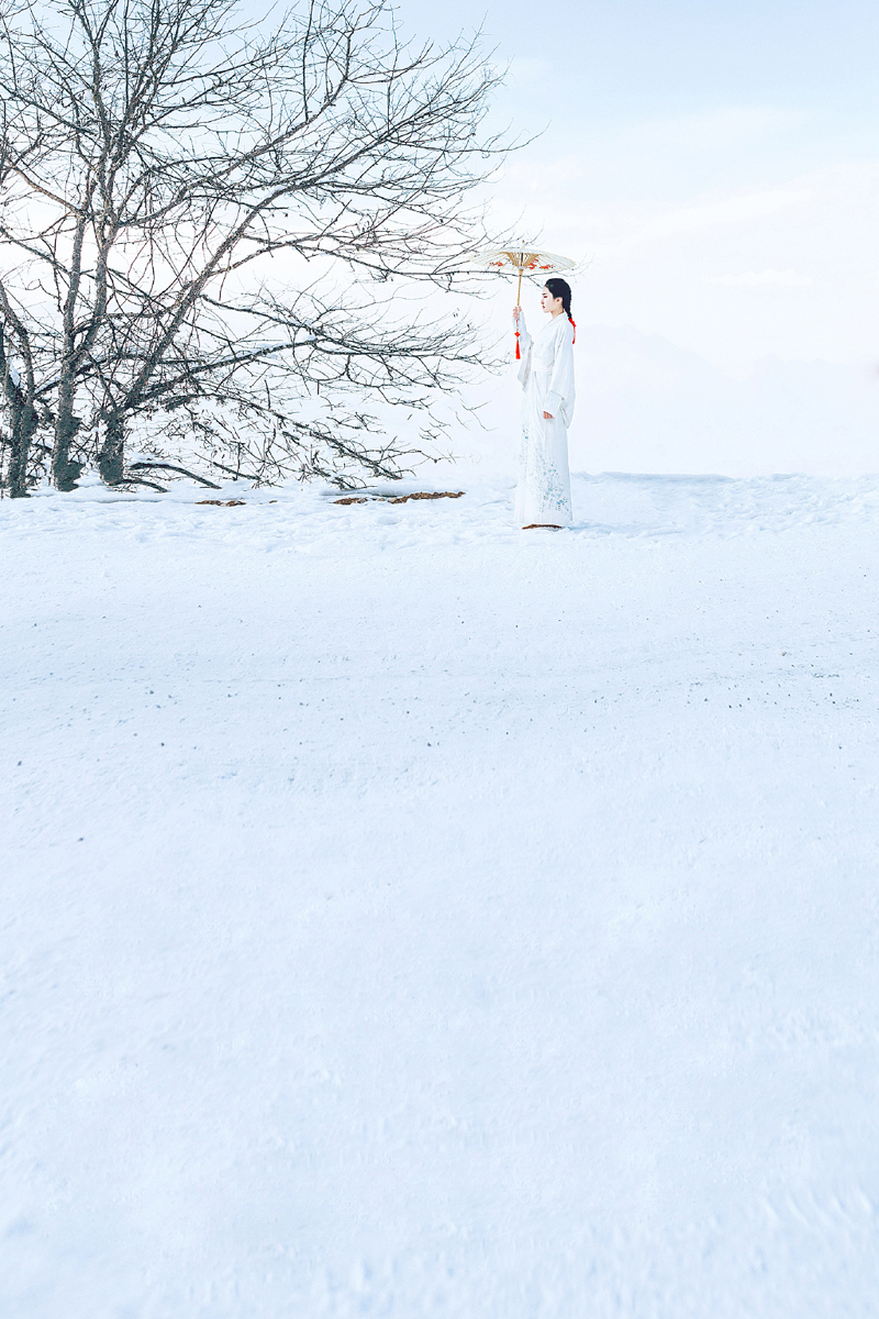 点击大图看下一张：寒冷冬日白皙少女矗立雪中娇嫩可人