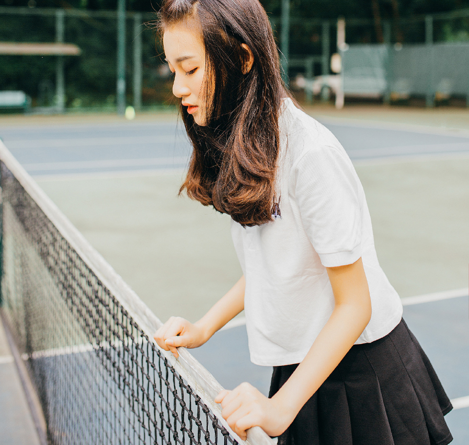 点击大图看下一张：网球少女鸭舌帽烈日下清新唯美写真