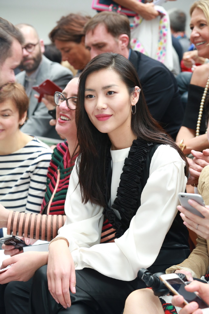 点击大图看下一张：刘雯周迅亮相Chanel 2016秋冬高定大秀