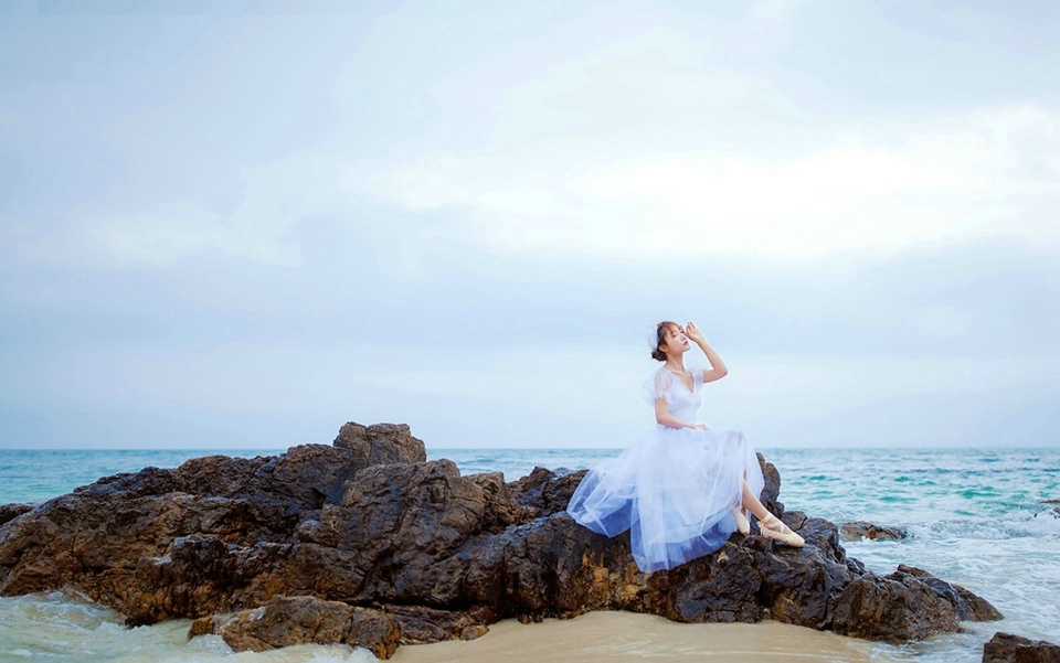 点击大图看下一张：海岸边的气质白纱女神优雅起舞