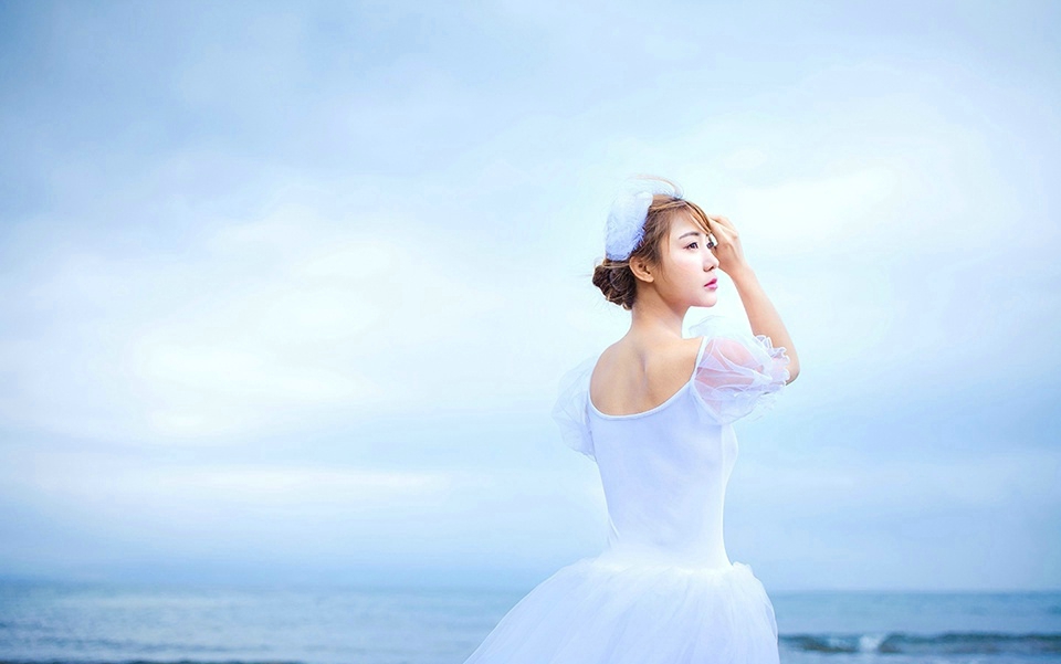 点击大图看下一张：海岸边的气质白纱女神优雅起舞