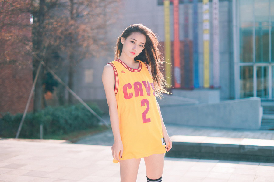 点击大图看下一张：清纯大学校园美女利善榛变身篮球宝贝滑板写真