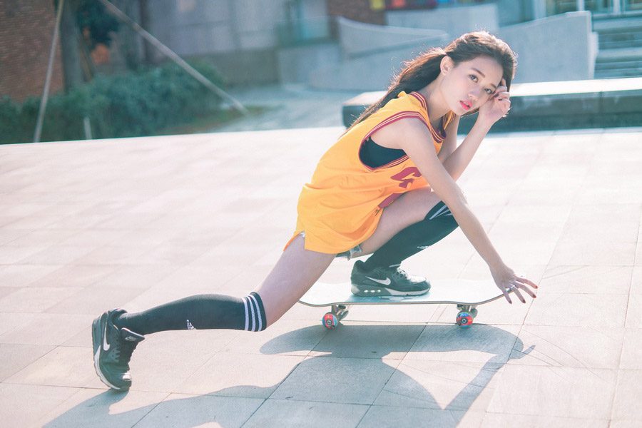 点击大图看下一张：清纯大学校园美女利善榛变身篮球宝贝滑板写真