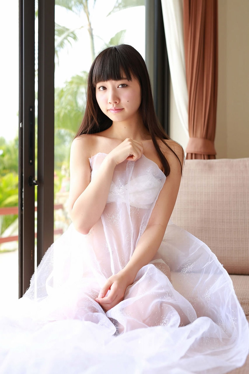 点击大图看下一张：薄纱遮体性感日本女优高岡未來魅惑写真