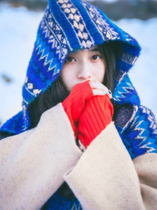 雪山下白嫩的娇媚可人少女