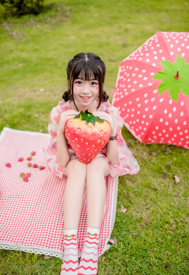 点击大图看下一张：鲜红草莓少女绿茵草地甜美俏皮写真