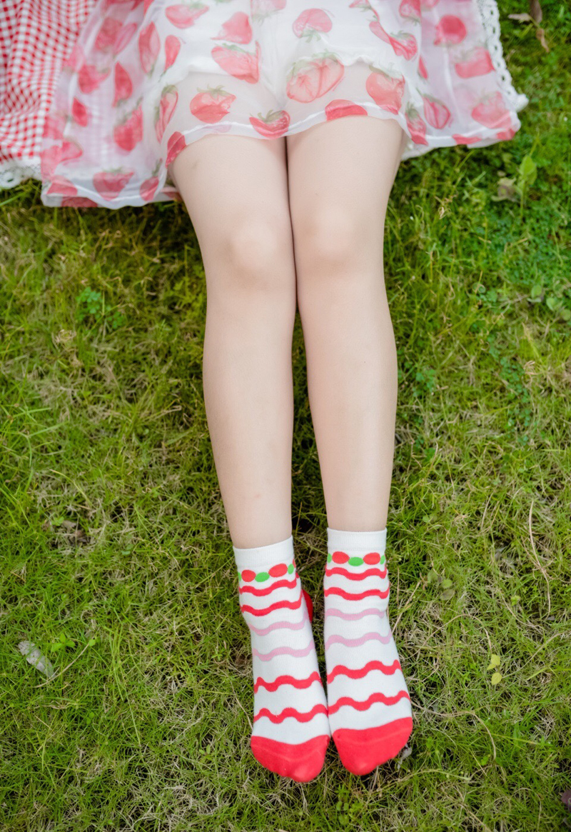 点击大图看下一张：鲜红草莓少女绿茵草地甜美俏皮写真