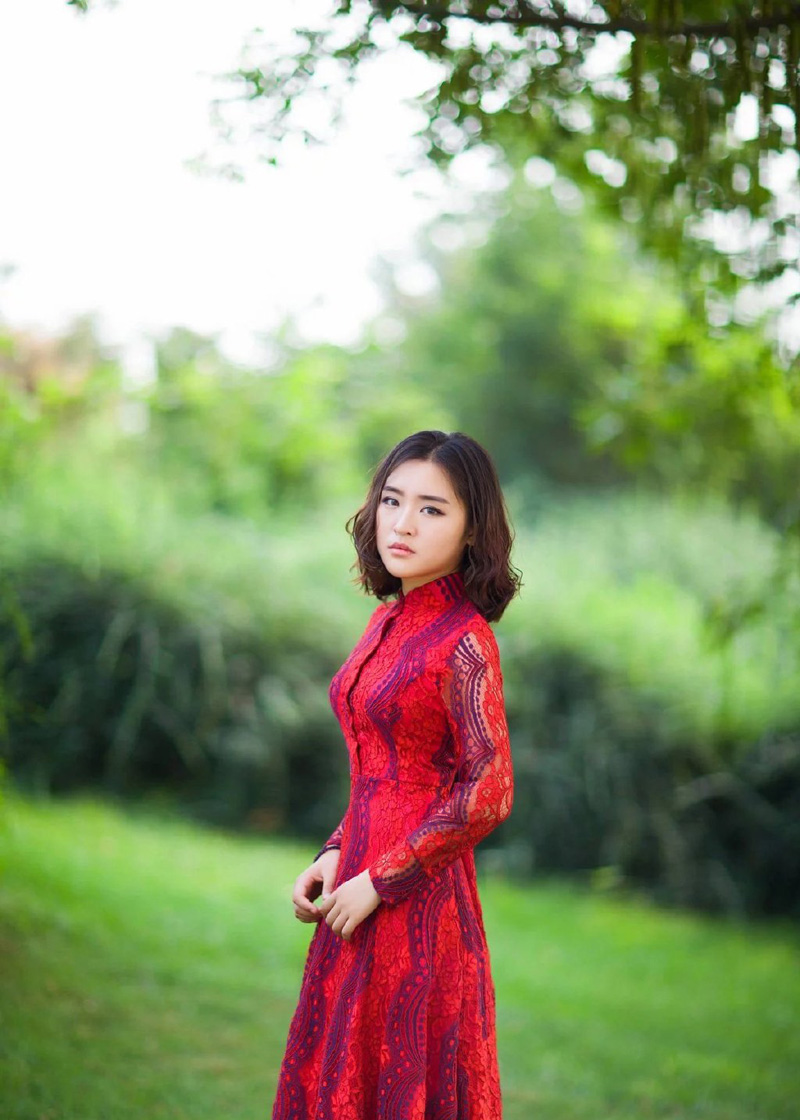 点击大图看下一张：鲜红长裙气质美女裙摆飘逸唯美写真