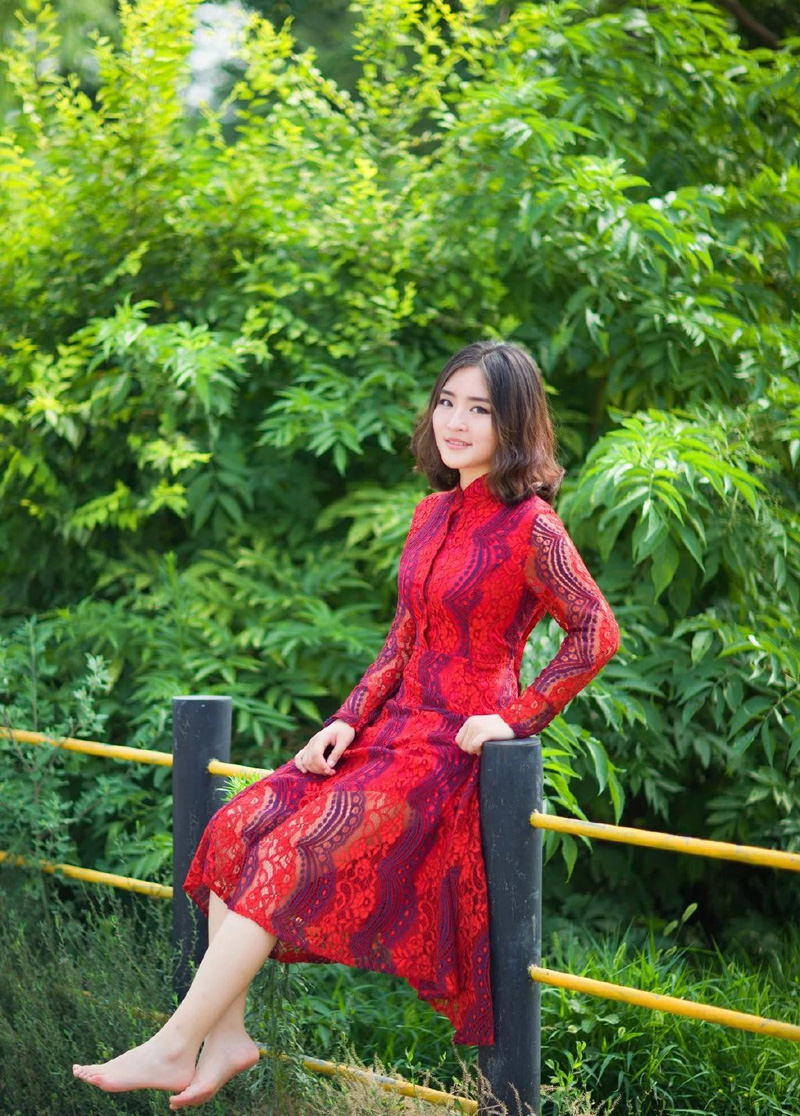 点击大图看下一张：鲜红长裙气质美女裙摆飘逸唯美写真
