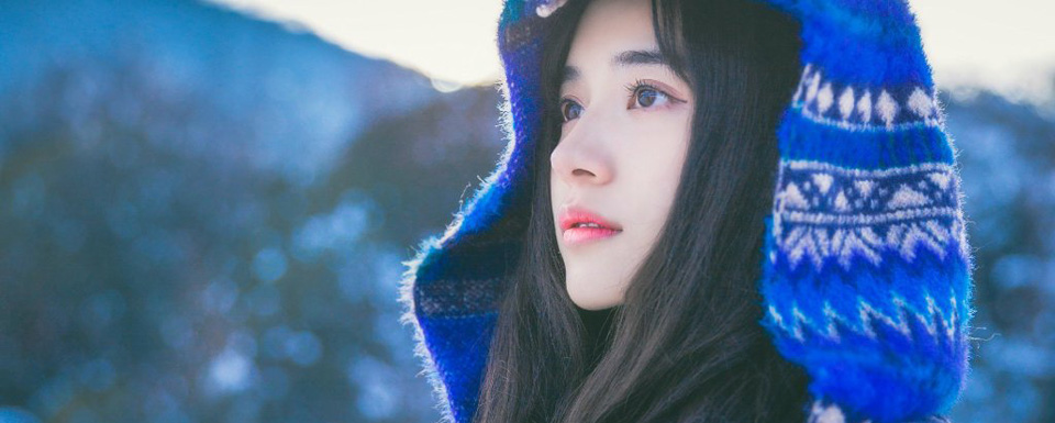 点击大图看下一张：雪山下白嫩的娇媚可人少女