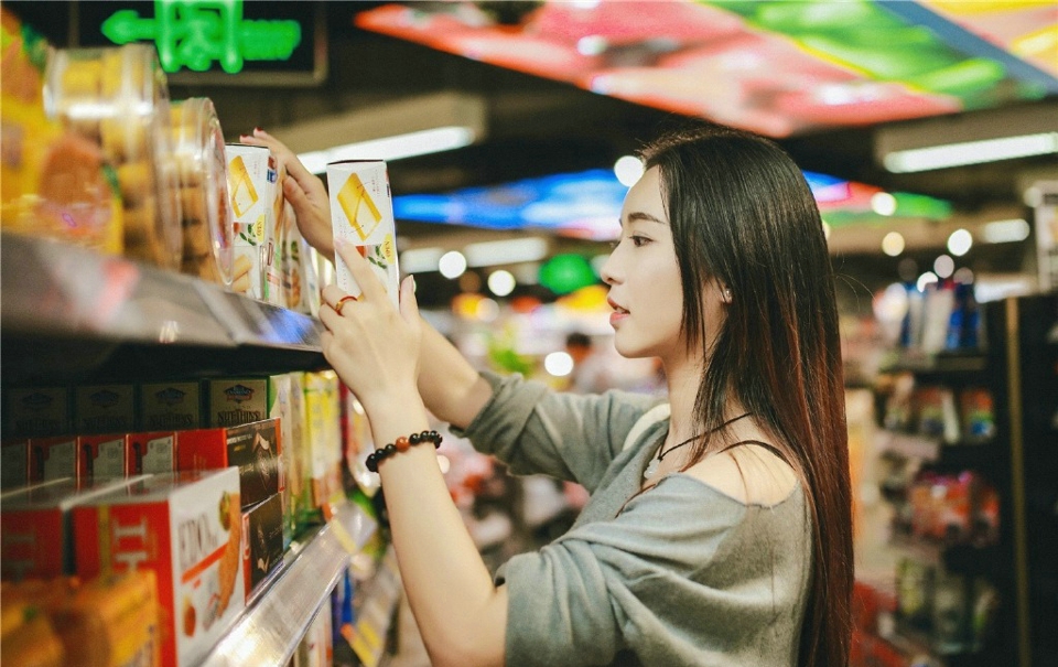 点击大图看下一张：超市内的养眼魅力笑容灿烂美女