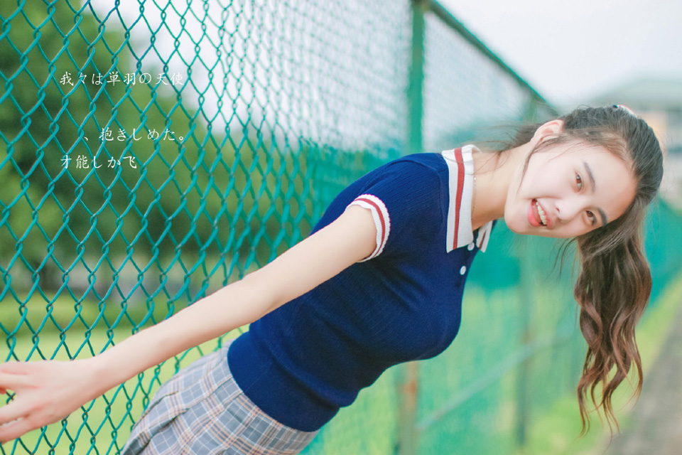 点击大图看下一张：清纯少女羽毛球运动写真俏皮活力