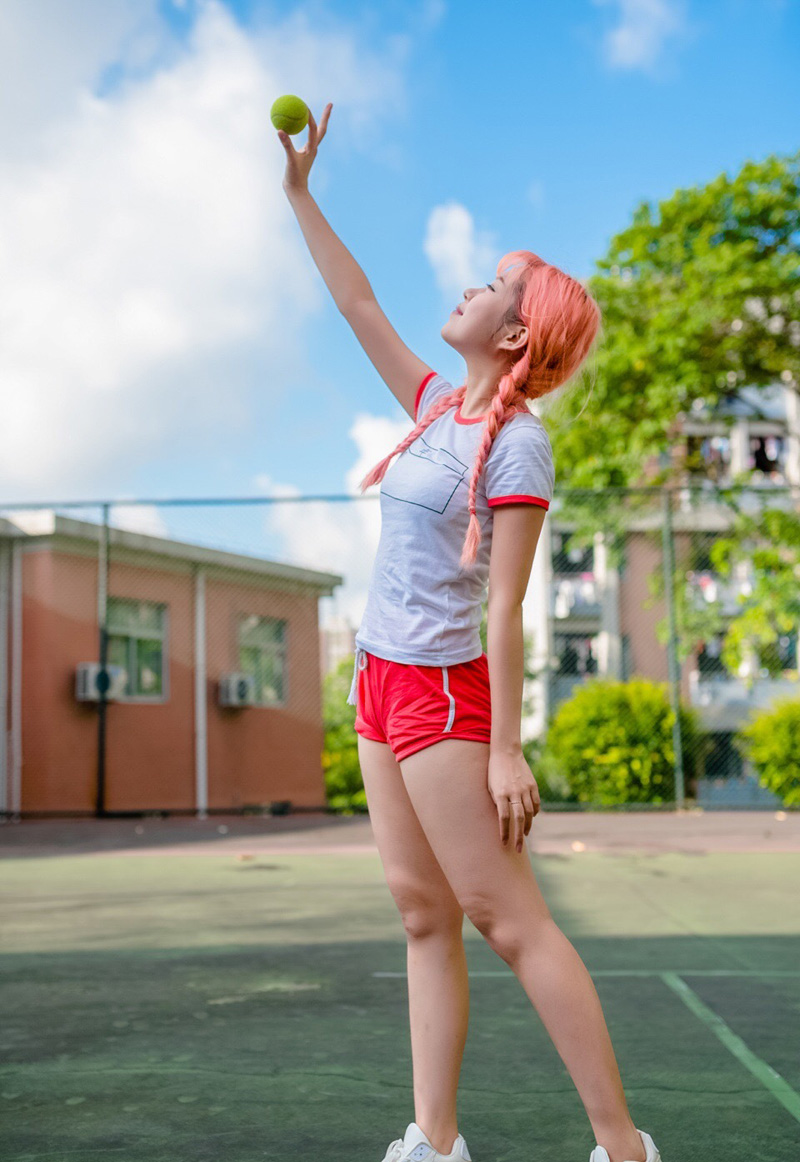 点击大图看下一张：粉嫩活力少女网球场个性写真