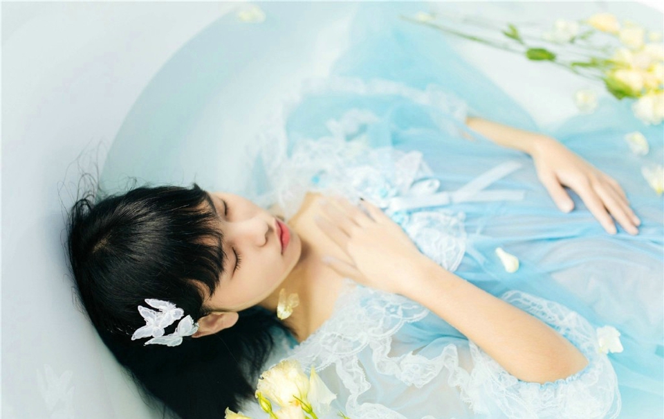 点击大图看下一张：浴缸内的蓝调少女花束清纯丽人