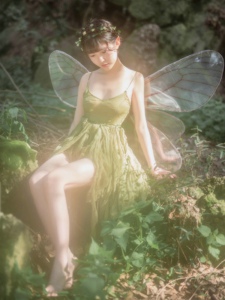 森林里的可爱少女仿佛是从彼得潘里飞出来的小精灵