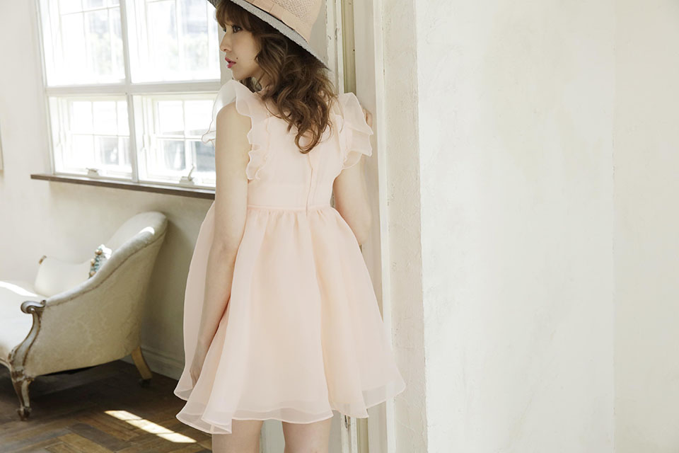 点击大图看下一张：日本美女藤井莉娜粉色长裙打造氧气森系风