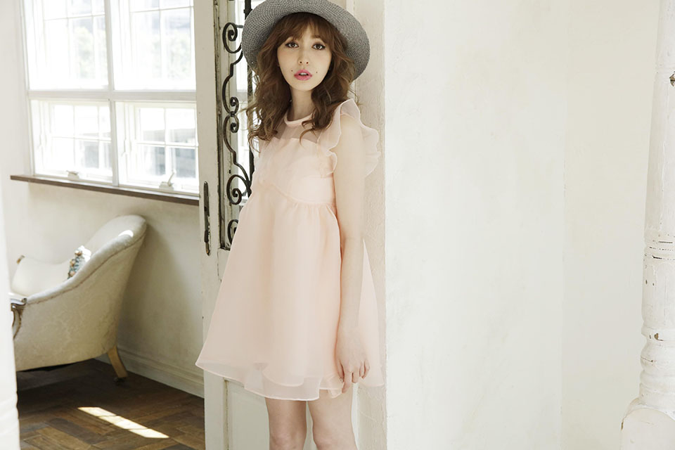 点击大图看下一张：日本美女藤井莉娜粉色长裙打造氧气森系风