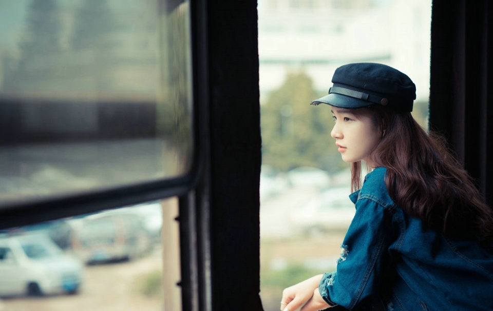 点击大图看下一张：破旧列车上的牛仔少女孤独思念