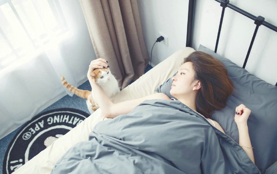 点击大图看下一张：早晨慵懒美女与猫咪玩耍新的一天