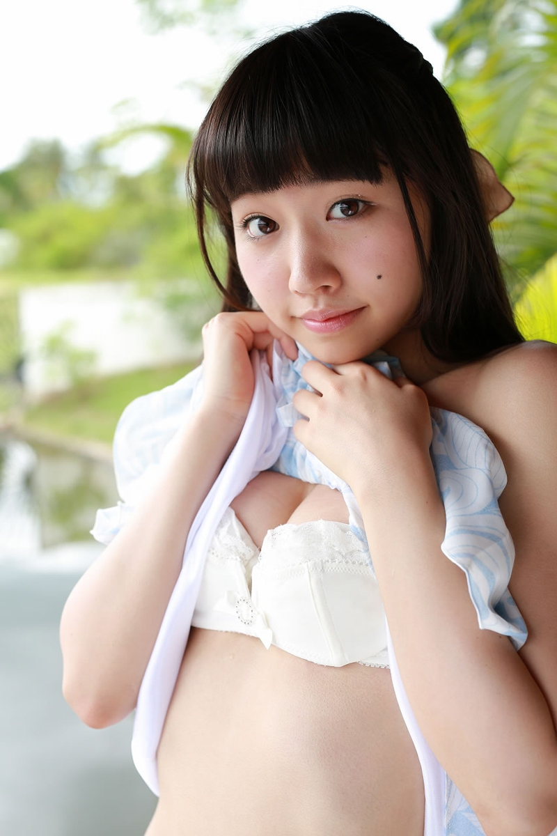 点击大图看下一张：性感白色内衣日本妹子高岡未來巨乳写真
