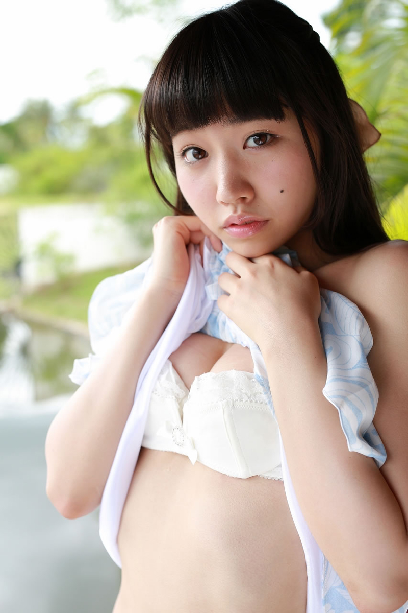 点击大图看下一张：性感白色内衣日本妹子高岡未來巨乳写真