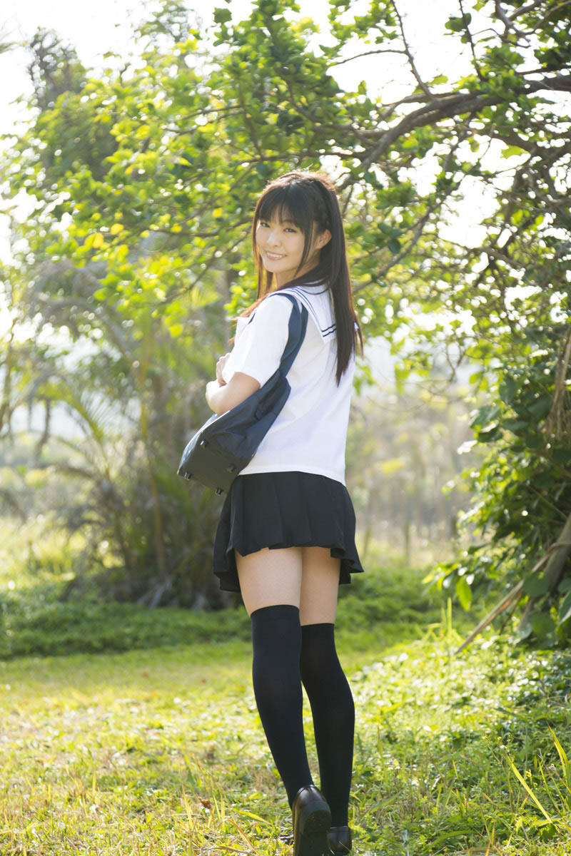 点击大图看下一张：清新日本学生妹森田沙耶伽户外制服诱惑写真