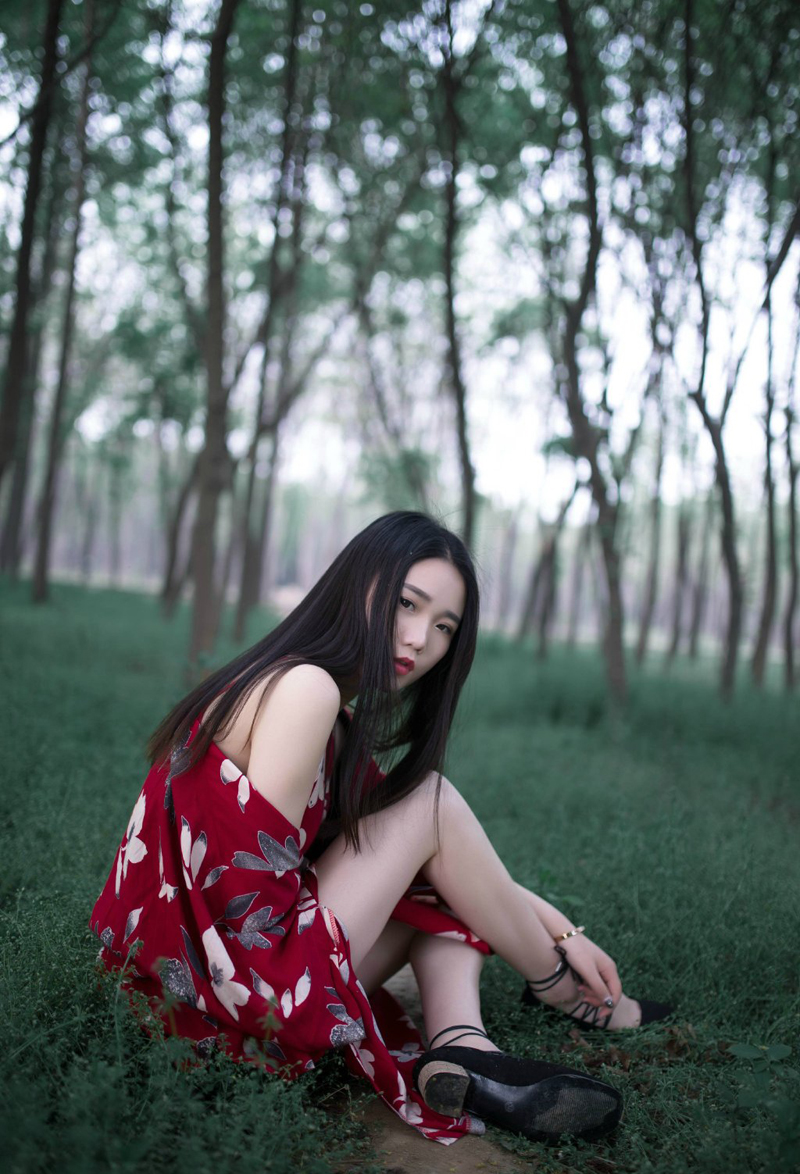 点击大图看下一张：森林里的红裙少女气质优雅美艳动人