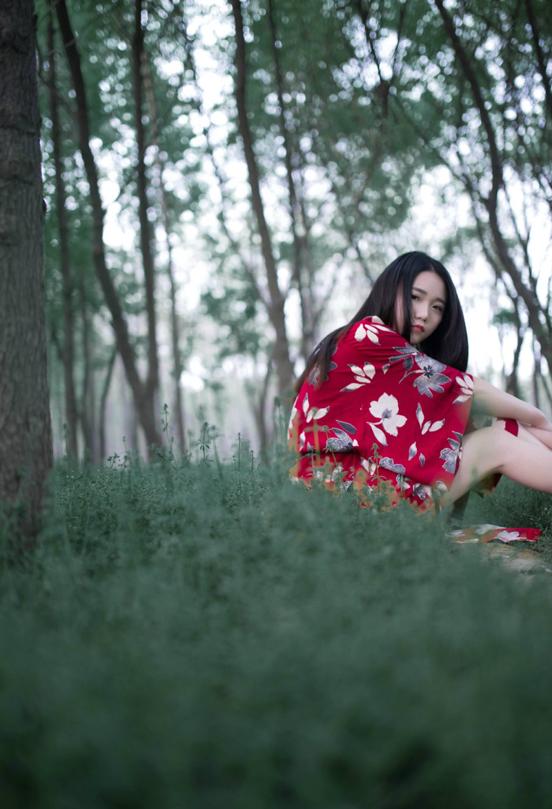 点击大图看下一张：森林里的红裙少女气质优雅美艳动人
