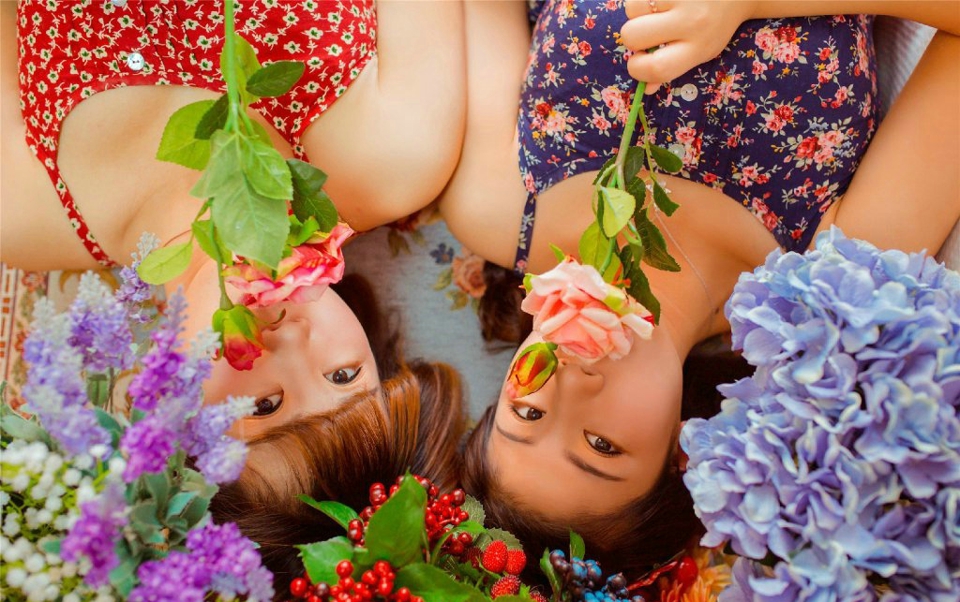 点击大图看下一张：双生姐妹花私房花丛中美丽绽放