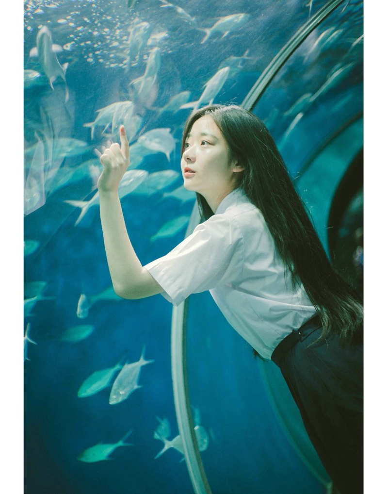 点击大图看下一张：水族馆内的氧气校服少女纯真美丽