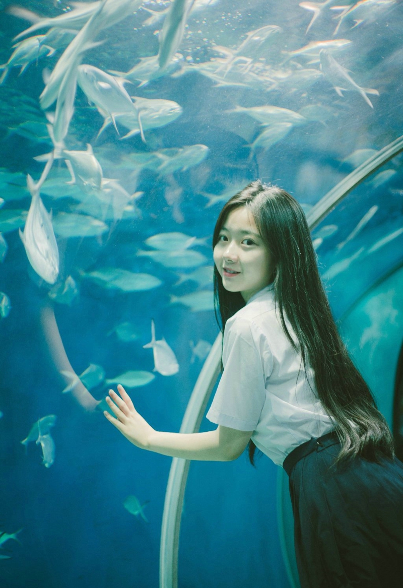 点击大图看下一张：水族馆内的氧气校服少女纯真美丽