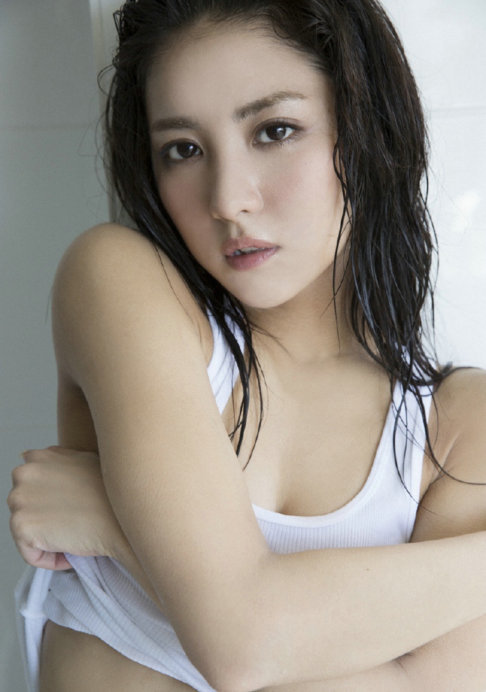 点击大图看下一张：日本女星石川恋性感浴室写真