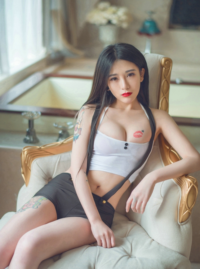 点击大图看下一张：妩媚刺青美女私房爆乳丁字裤翘臀诱惑撩人