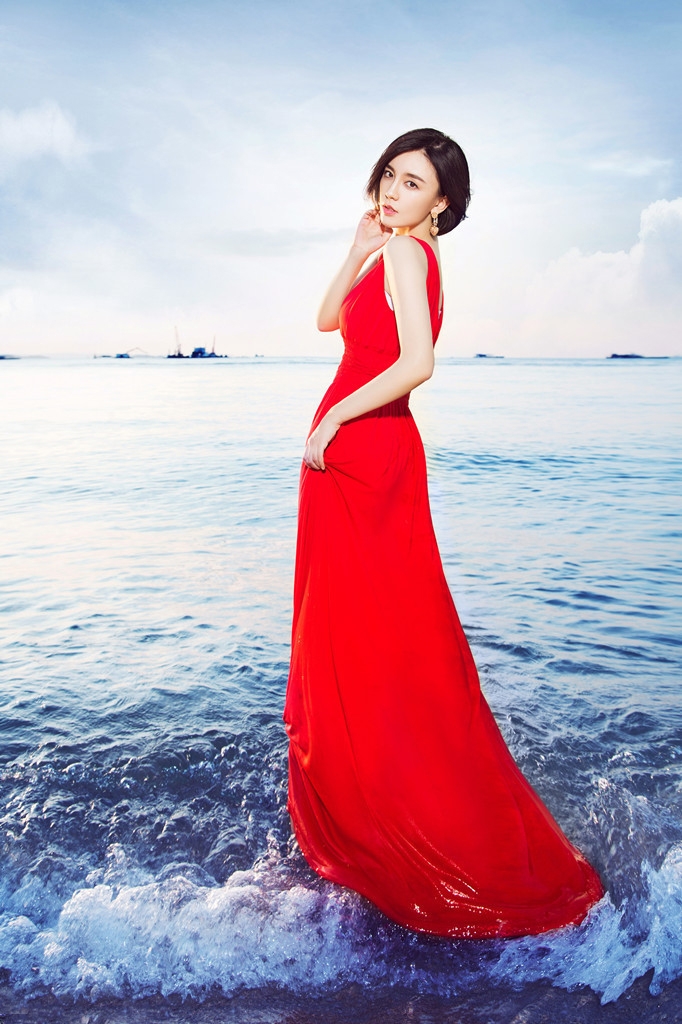 点击大图看下一张：吕佳容一袭红裙性感撩人海滩写真