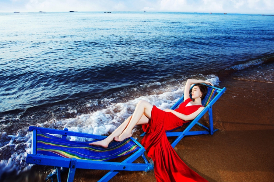 点击大图看下一张：吕佳容一袭红裙性感撩人海滩写真
