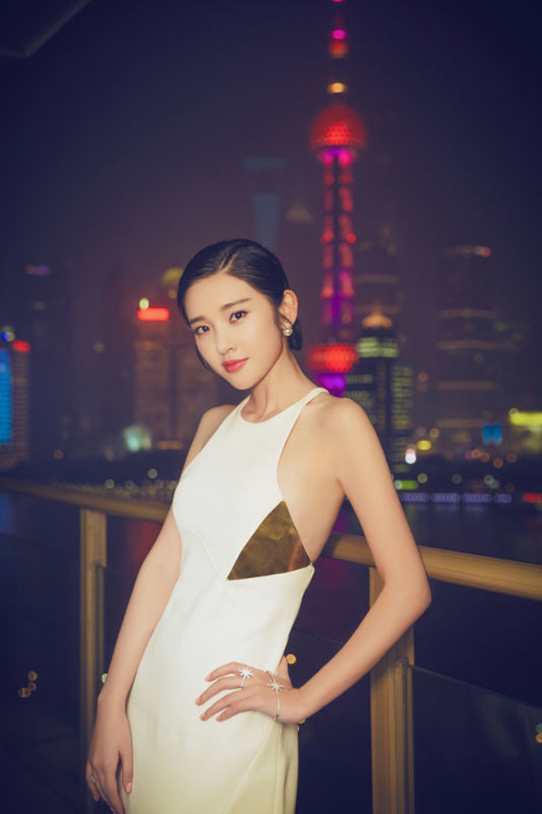 点击大图看下一张：唐艺昕一袭长裙亮相上海国际电影节