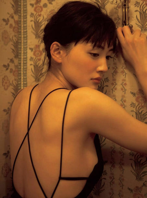 点击大图看下一张：绫濑遥露背装性感魅力诱人写真