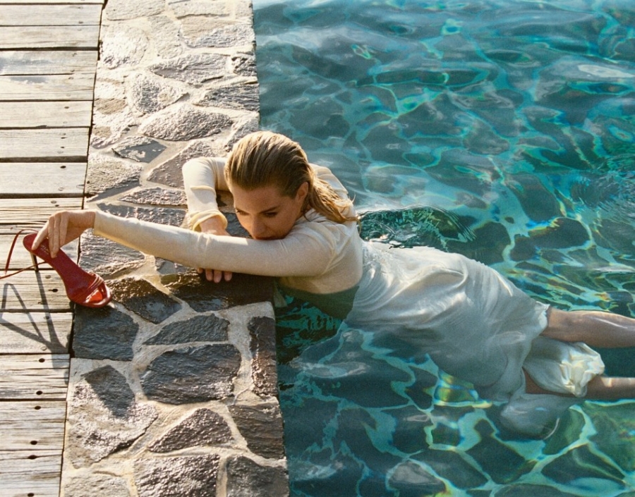 点击大图看下一张：西耶娜·米勒湿身玩水半裸出镜写真大片