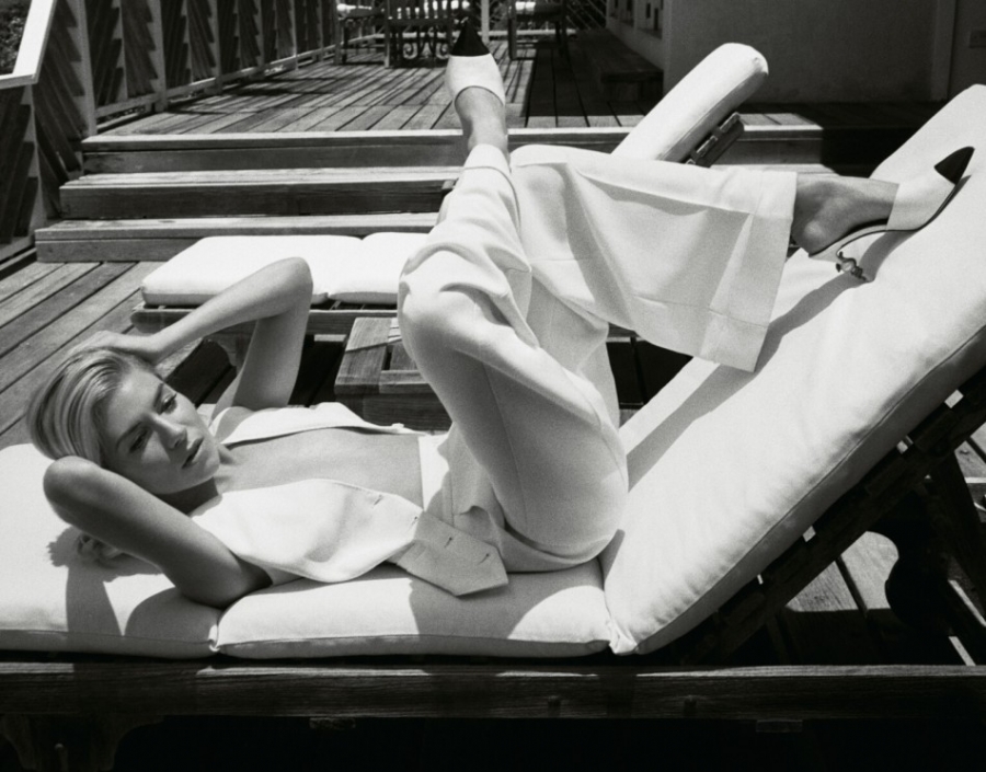 点击大图看下一张：西耶娜·米勒绝色丽人魅力无限黑白写真