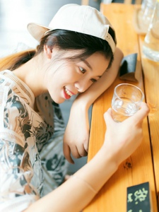 靓丽棒球帽少女咖啡馆内甜美微笑