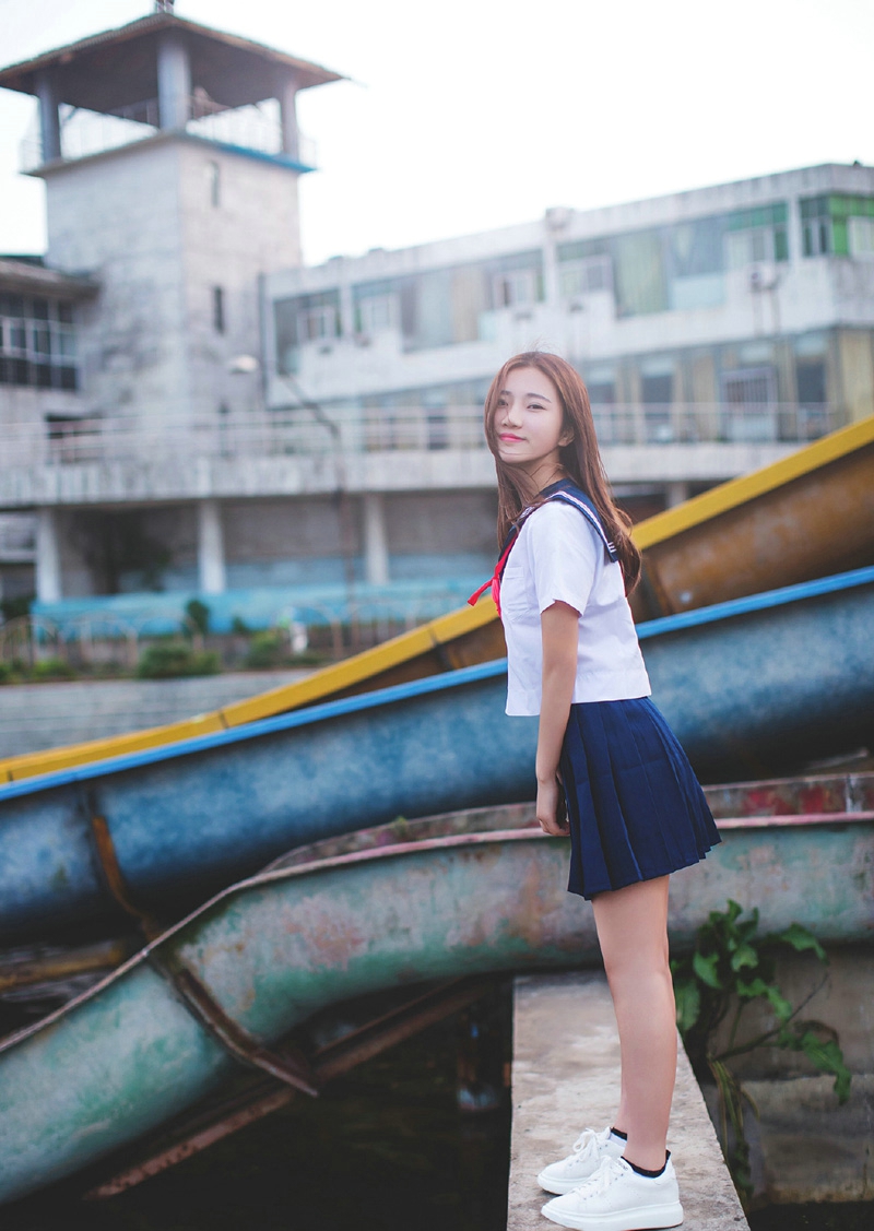 点击大图看下一张：中分女神校服户外清新漂亮脸蛋