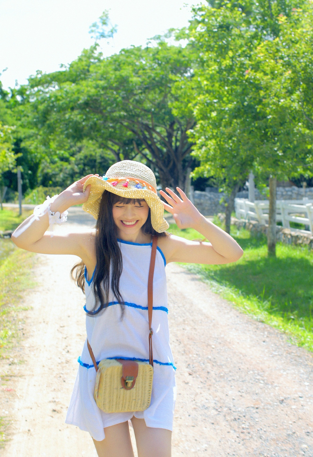 点击大图看下一张：甜美少女泰国旅拍 一个小农场天很蓝她很甜
