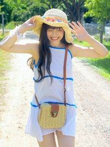 点击大图看下一张：甜美少女泰国旅拍 一个小农场天很蓝她很甜