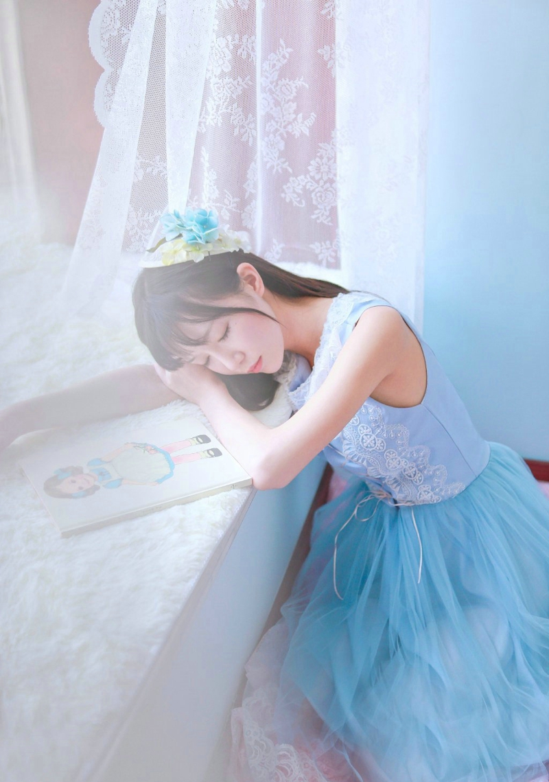 点击大图看下一张：蓝色房间内的甜美少女宛如童话公主