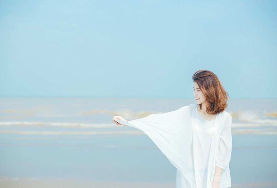 点击大图看下一张：白色长裙清新女神海边唯美意境写真