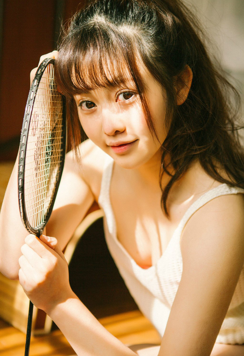 点击大图看下一张：可爱齐刘海少女私房羽毛球清新唯美写真