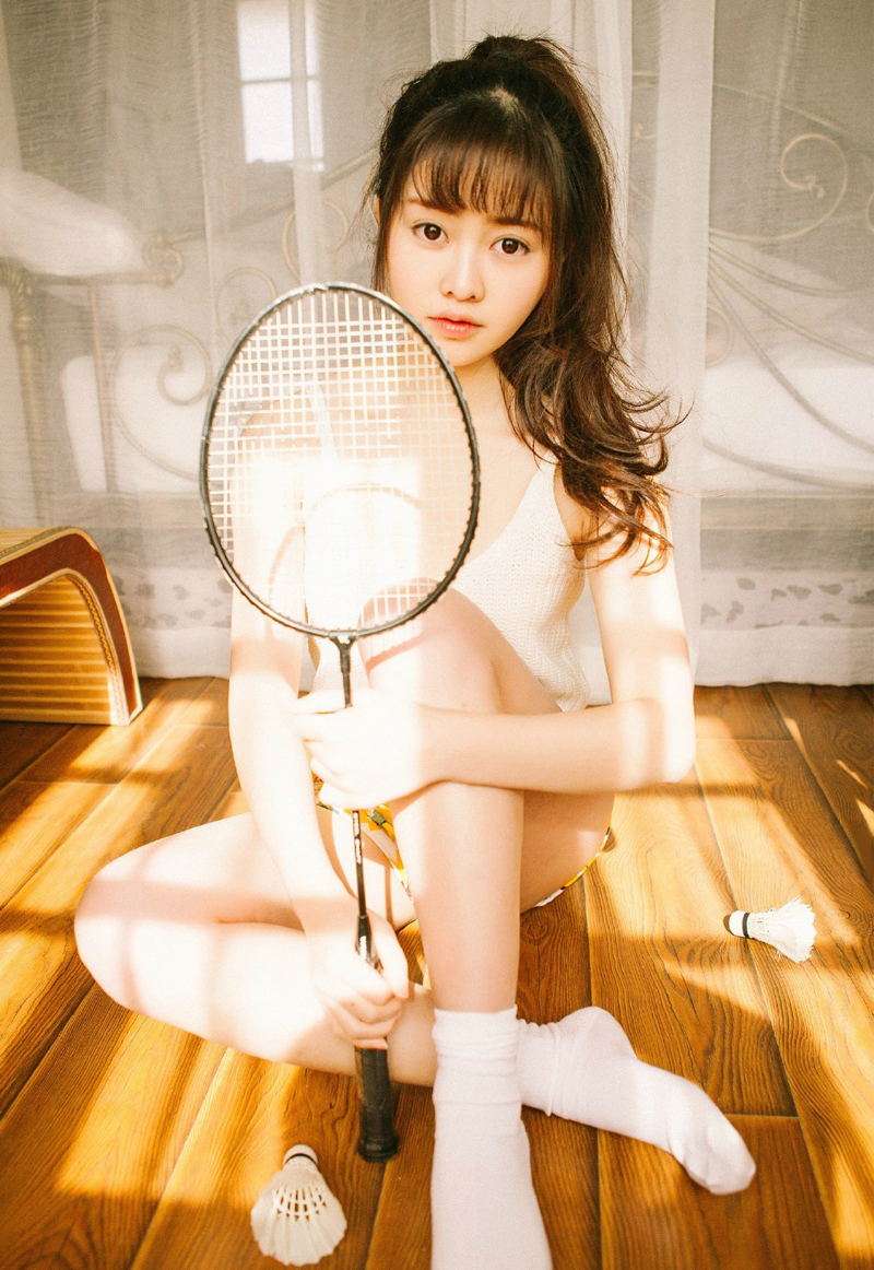 点击大图看下一张：可爱齐刘海少女私房羽毛球清新唯美写真