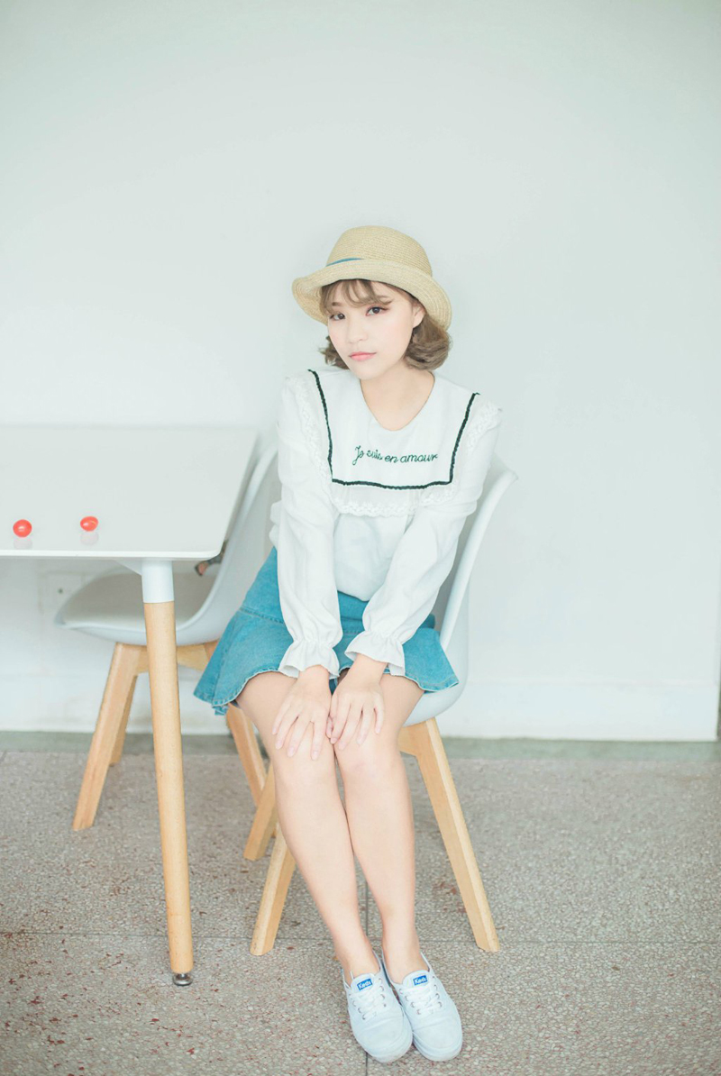 点击大图看下一张：清凉夏日草帽少女私房气质可爱写真
