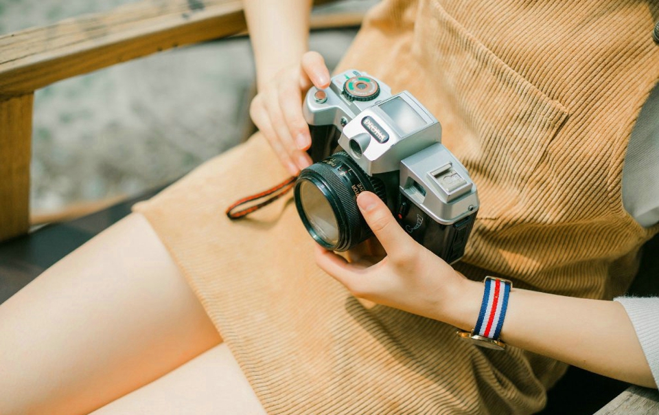 点击大图看下一张：纯真圆脸背带裙少女热爱摄影吉他